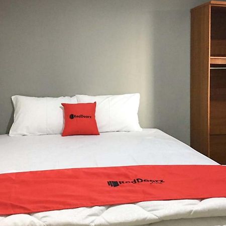 Reddoorz @ Citraland Surabaya Hotell Exteriör bild