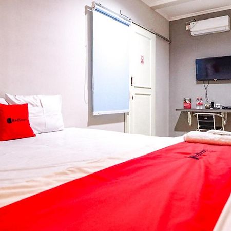 Reddoorz @ Citraland Surabaya Hotell Exteriör bild