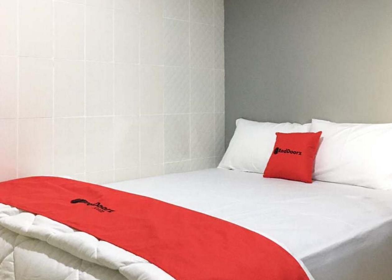 Reddoorz @ Citraland Surabaya Hotell Exteriör bild